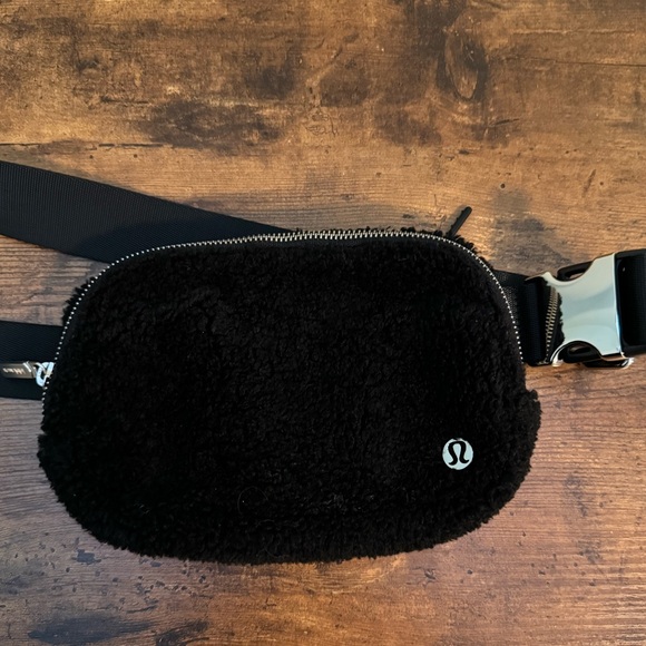 Lululemon Sherpa Black Belt Bag - Picture 1 of 1